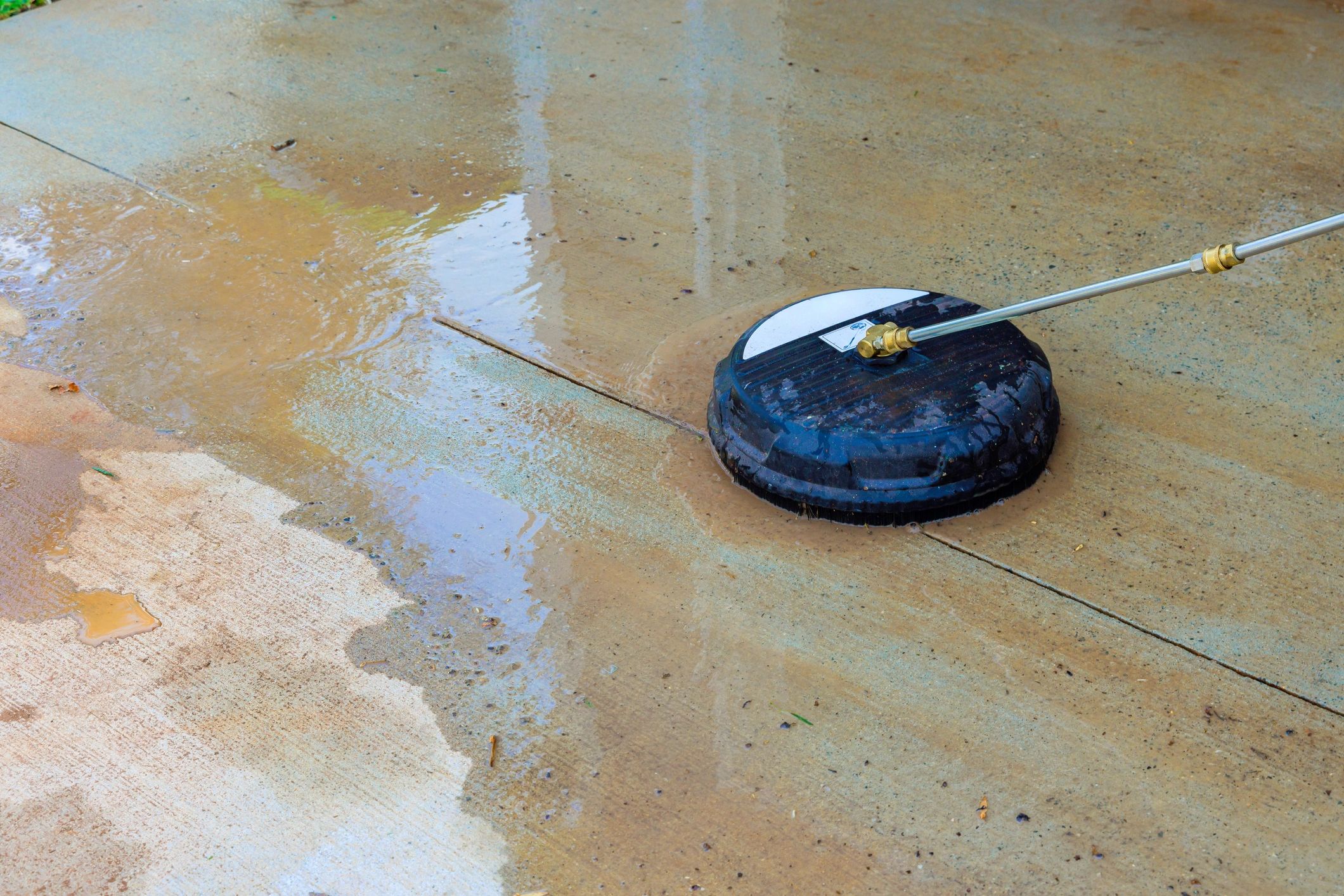Professional pressure cleaning team at work